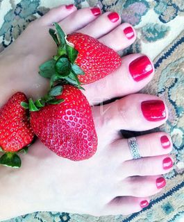 Alaine Crissiê feet photo thumbnail