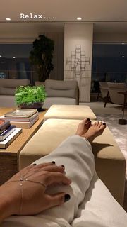 Paula Fernandes feet photo thumbnail