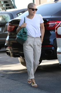 Selma Blair feet photo thumbnail