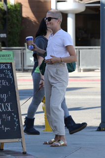 Selma Blair feet photo thumbnail