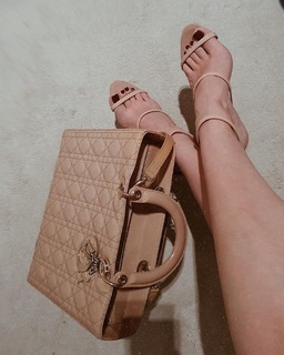Xenia Tchoumitcheva feet photo thumbnail
