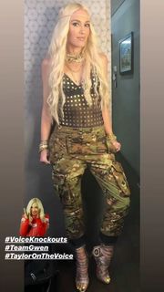 Gwen Stefani feet photo thumbnail