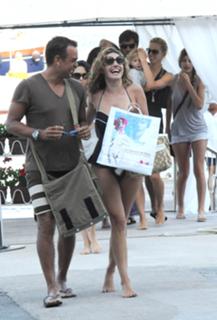 Kelly Brook feet photo thumbnail