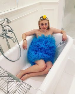 Dakota Fanning feet photo thumbnail