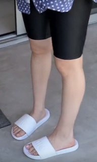 Kaley Cuoco feet photo thumbnail