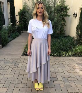Kaley Cuoco feet photo thumbnail