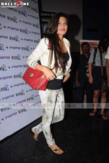 Jacqueline Fernandez feet photo thumbnail