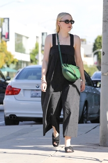 Dakota Fanning feet photo thumbnail