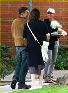 Halle Berry feet photo thumbnail