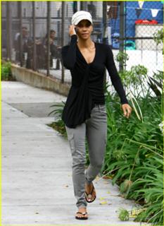 Halle Berry feet photo thumbnail