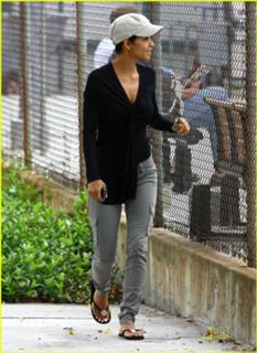 Halle Berry feet photo thumbnail
