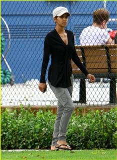 Halle Berry feet photo thumbnail