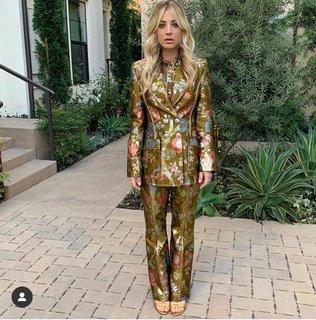 Kaley Cuoco feet photo thumbnail
