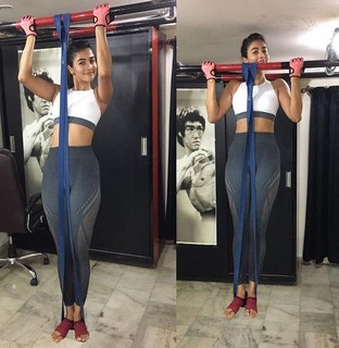 Pooja Hegde feet photo thumbnail