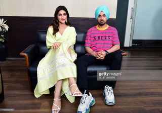 Kriti Sanon feet photo thumbnail