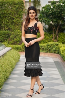 Kriti Sanon feet photo thumbnail