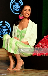 Shraddha Kapoor feet photo thumbnail