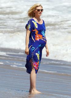 January Jones feet photo thumbnail