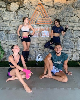 Isis Valverde feet photo thumbnail