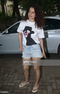 Kangana Ranaut feet photo thumbnail