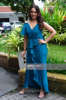 Sonakshi Sinha feet photo thumbnail