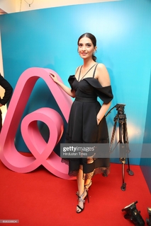 Sonam Kapoor feet photo thumbnail