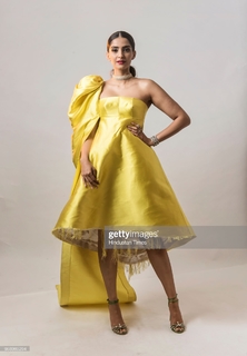 Sonam Kapoor feet photo thumbnail