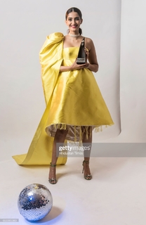 Sonam Kapoor feet photo thumbnail