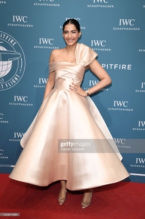 Sonam Kapoor feet photo thumbnail