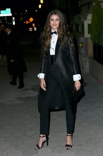 Taylor Hill feet photo thumbnail