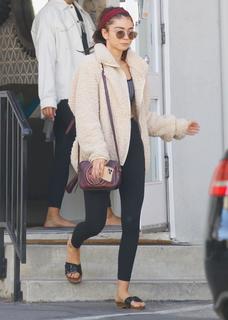 Sarah Hyland feet photo thumbnail