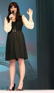 Mandy Moore feet photo thumbnail