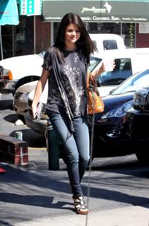 Selena Gomez feet photo thumbnail