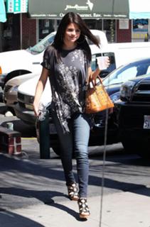 Selena Gomez feet photo thumbnail