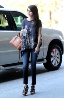 Selena Gomez feet photo thumbnail
