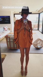 Brooke Burke feet photo thumbnail