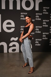 Isis Valverde feet photo thumbnail