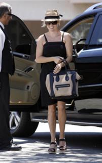 Reese Witherspoon feet photo thumbnail