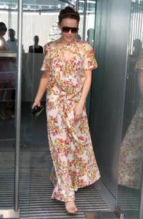Kylie Minogue feet photo thumbnail