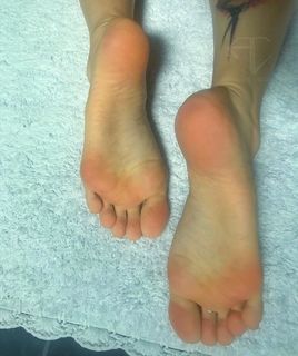 Alaine Crissiê feet photo thumbnail