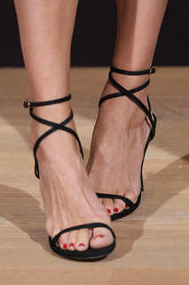Rebecca Romijn feet photo thumbnail