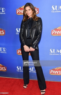 Cindy Crawford feet photo thumbnail