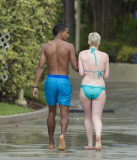 Helen Flanagan feet photo thumbnail