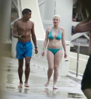 Helen Flanagan feet photo thumbnail