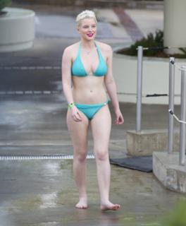 Helen Flanagan feet photo thumbnail