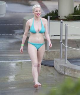 Helen Flanagan feet photo thumbnail