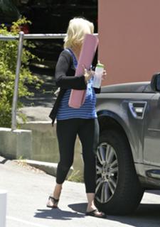 January Jones feet photo thumbnail