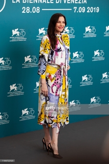 Liv Tyler feet photo thumbnail