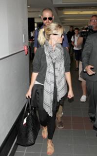 Reese Witherspoon feet photo thumbnail