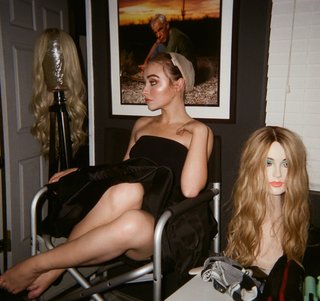 Sabrina Carpenter feet photo thumbnail